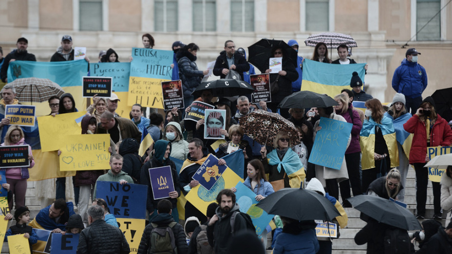 Ουκρανοί που ζουν στην Ελλάδα διαδηλώνουν στο Σύνταγμα: «Σταματήστε τον Πούτιν»