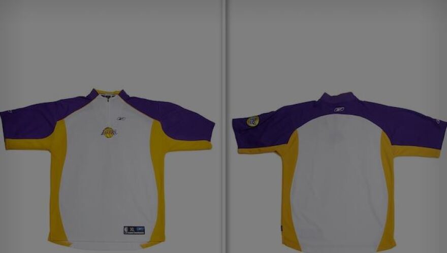 Η φανέλα προθέρμανσης των 81 πόντων του Κόμπι Μπράιαντ πουλήθηκε έναντι 250.000 δολαρίων 