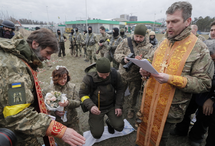 Πολέμος στην Ουκρανία: Ζευγάρι παντρεύτηκε στα... χαρακώματα - Δείτε βίντεο και φωτογραφίες