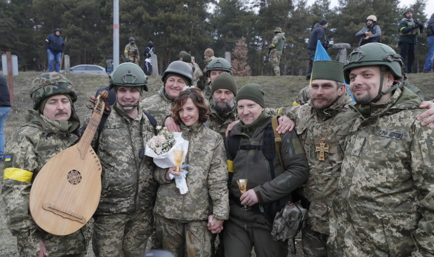 Πολέμος στην Ουκρανία: Ζευγάρι παντρεύτηκε στα... χαρακώματα - Δείτε βίντεο και φωτογραφίες