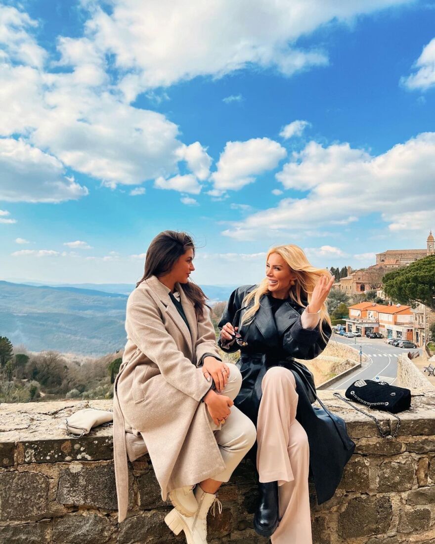 Η Κατερίνα Καινούργιου και η Δανάη Παππά πήγαν για κρασί στην... Τοσκάνη