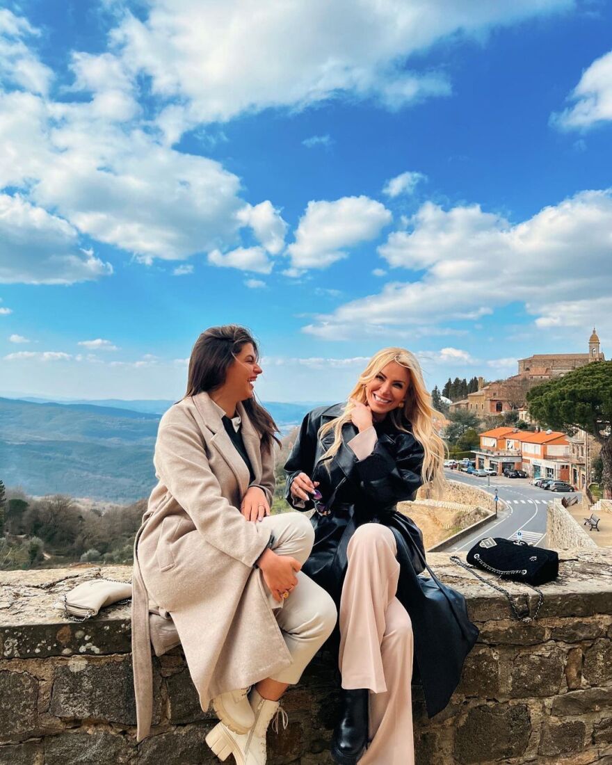 Η Κατερίνα Καινούργιου και η Δανάη Παππά πήγαν για κρασί στην... Τοσκάνη