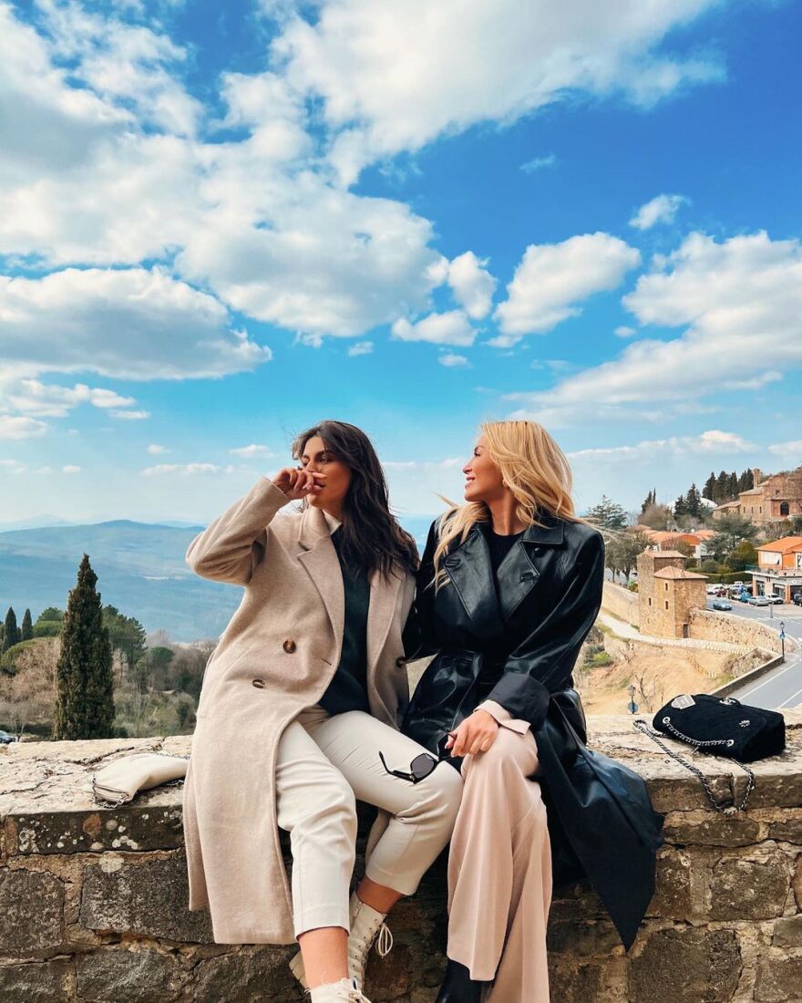 Η Κατερίνα Καινούργιου και η Δανάη Παππά πήγαν για κρασί στην... Τοσκάνη