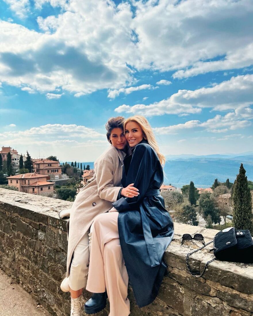 Η Κατερίνα Καινούργιου και η Δανάη Παππά πήγαν για κρασί στην... Τοσκάνη