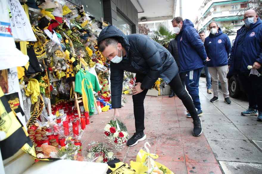  Αντιπροσωπεία του Ολυμπιακού στο σημείο που δολοφονήθηκε ο Άλκης - Δείτε φωτογραφίες 