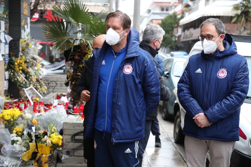  Αντιπροσωπεία του Ολυμπιακού στο σημείο που δολοφονήθηκε ο Άλκης - Δείτε φωτογραφίες 