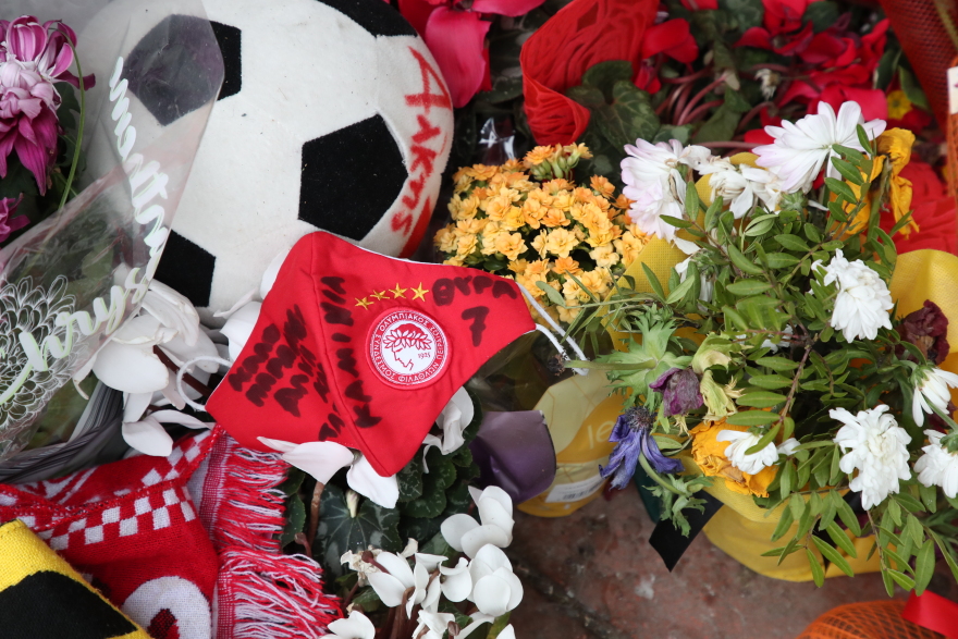  Αντιπροσωπεία του Ολυμπιακού στο σημείο που δολοφονήθηκε ο Άλκης - Δείτε φωτογραφίες 