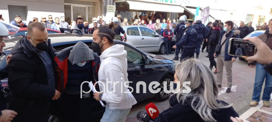 Έγκλημα στην Ανδραβίδα: Γιούχαραν έξω από τα δικαστήρια τον δολοφόνο της οικογένειας στην Ανδραβίδα