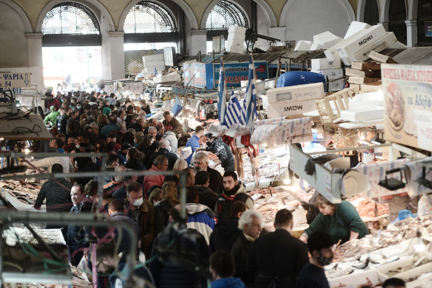 Καθαρά Δευτέρα: Αυξημένη η κίνηση στη Βαρβάκειο για το σαρακοστιανό τραπέζι - Δείτε φωτογραφίες