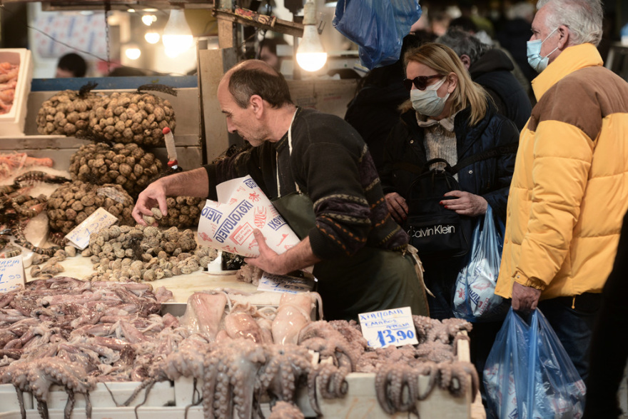 Καθαρά Δευτέρα: Αυξημένη η κίνηση στη Βαρβάκειο για το σαρακοστιανό τραπέζι - Δείτε φωτογραφίες