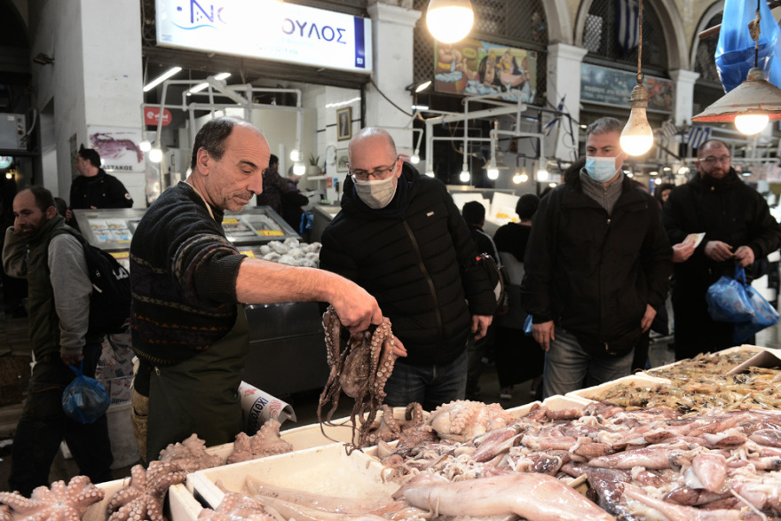 Καθαρά Δευτέρα: Αυξημένη η κίνηση στη Βαρβάκειο για το σαρακοστιανό τραπέζι - Δείτε φωτογραφίες