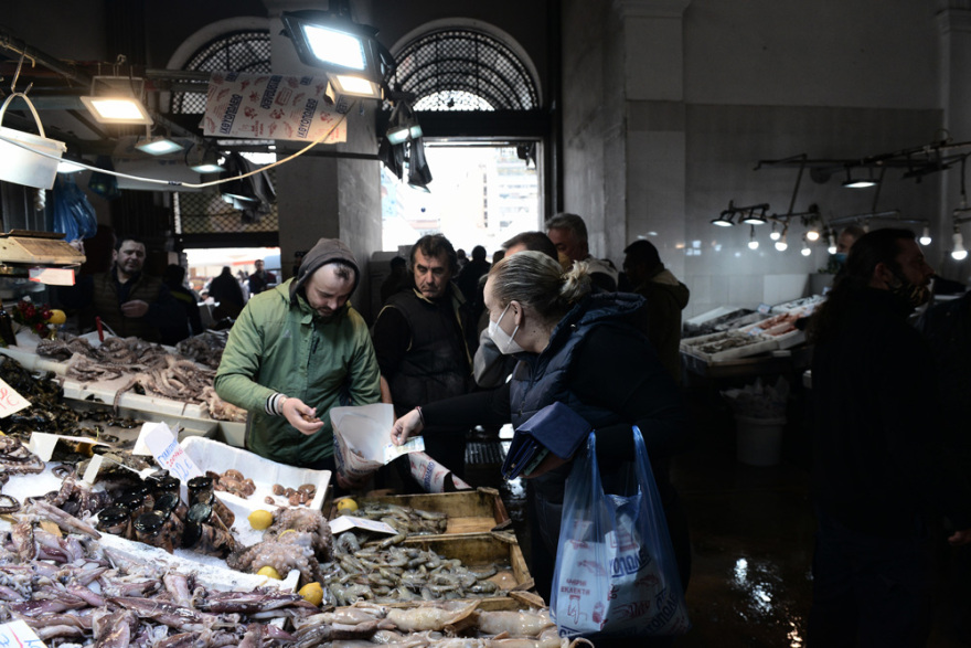 Καθαρά Δευτέρα: Αυξημένη η κίνηση στη Βαρβάκειο για το σαρακοστιανό τραπέζι - Δείτε φωτογραφίες