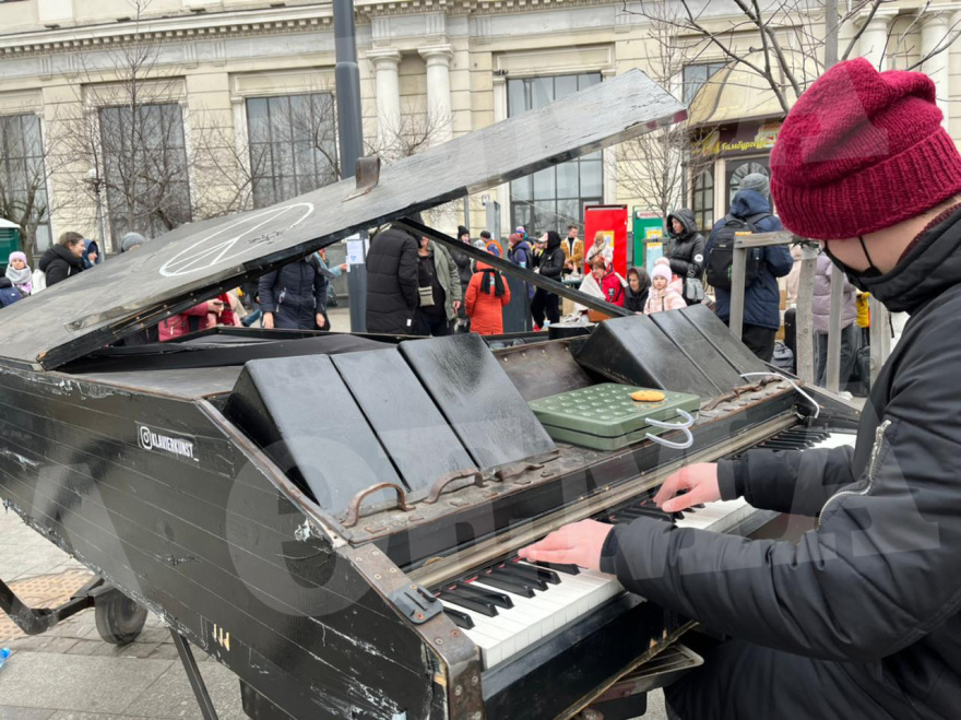 Πόλεμος στην Ουκρανία: Πιανίστας παίζει το «Bella ciao» έξω από τον σιδηροδρομικό σταθμό του Λβιβ - Συγκινητικές εικόνες