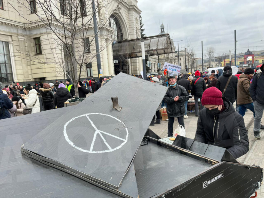 Πόλεμος στην Ουκρανία: Πιανίστας παίζει το «Bella ciao» έξω από τον σιδηροδρομικό σταθμό του Λβιβ - Συγκινητικές εικόνες