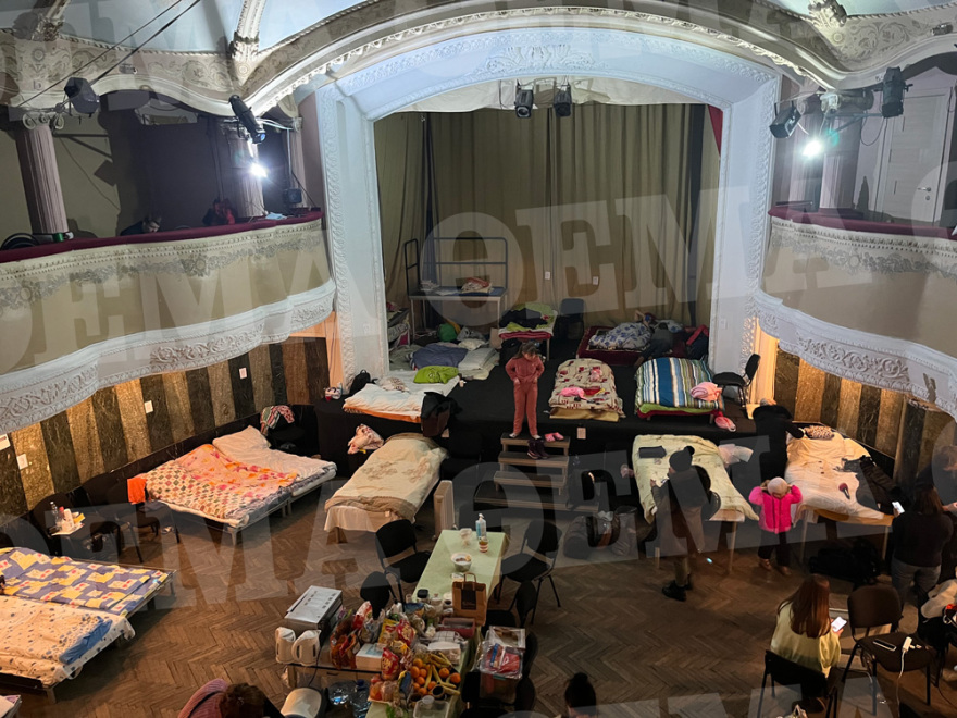 Πόλεμος στην Ουκρανία: Μετέτρεψαν σε «καταφύγιο» προσφύγων το πιο γνωστό θέατρο του Λβιβ