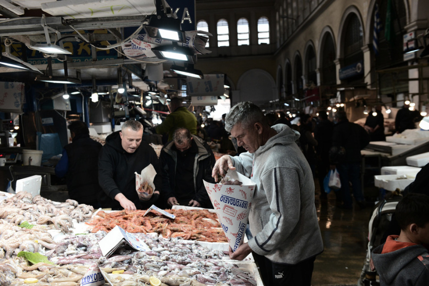 Καθαρά Δευτέρα: Αυξημένη η κίνηση στη Βαρβάκειο για το σαρακοστιανό τραπέζι - Δείτε φωτογραφίες