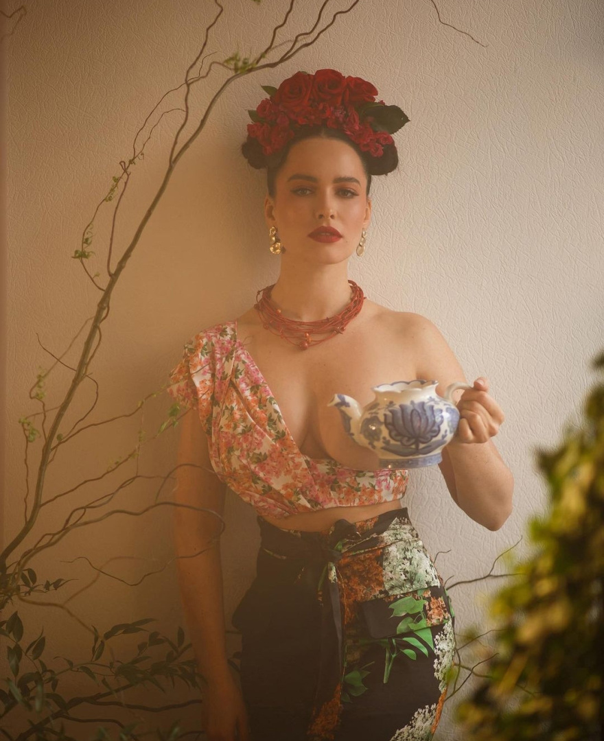 Πόλεμος στην Ουκρανία: Τοπ μόντελ άφησε τις πασαρέλες και καθαρίζει πατάτες για τον στρατό