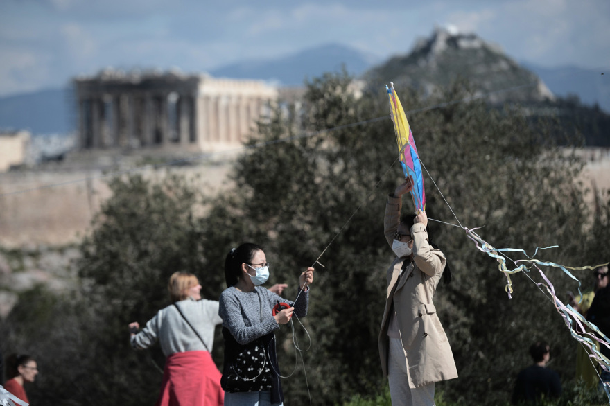 Καθαρά Δευτέρα: Γέμισε... χαρταετούς ο ουρανός στον λόφο του Φιλοπάππου - Δείτε τις φωτογραφίες