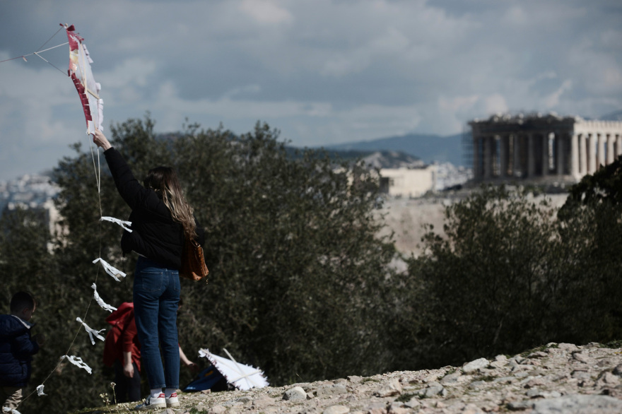 Καθαρά Δευτέρα: Γέμισε... χαρταετούς ο ουρανός στον λόφο του Φιλοπάππου - Δείτε τις φωτογραφίες