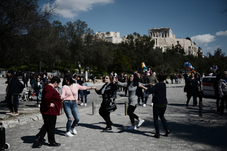 Καθαρά Δευτέρα: Γέμισε... χαρταετούς ο ουρανός στον λόφο του Φιλοπάππου - Δείτε τις φωτογραφίες
