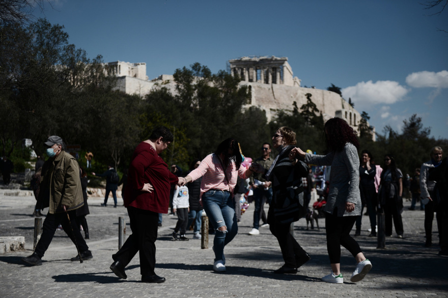 Καθαρά Δευτέρα: Γέμισε... χαρταετούς ο ουρανός στον λόφο του Φιλοπάππου - Δείτε τις φωτογραφίες