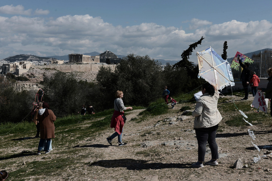 Καθαρά Δευτέρα: Γέμισε... χαρταετούς ο ουρανός στον λόφο του Φιλοπάππου - Δείτε τις φωτογραφίες