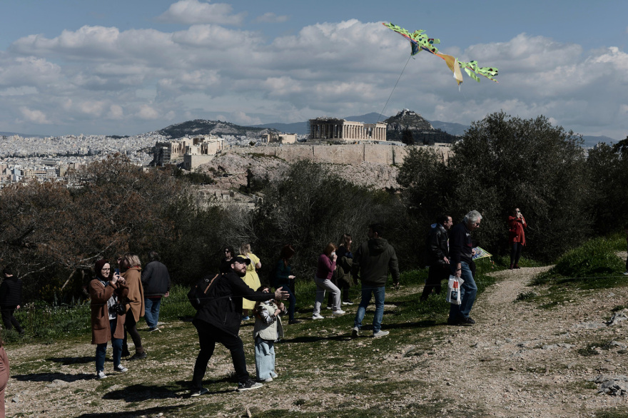 Καθαρά Δευτέρα: Γέμισε... χαρταετούς ο ουρανός στον λόφο του Φιλοπάππου - Δείτε τις φωτογραφίες