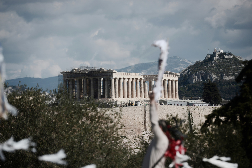 Καθαρά Δευτέρα: Γέμισε... χαρταετούς ο ουρανός στον λόφο του Φιλοπάππου - Δείτε τις φωτογραφίες