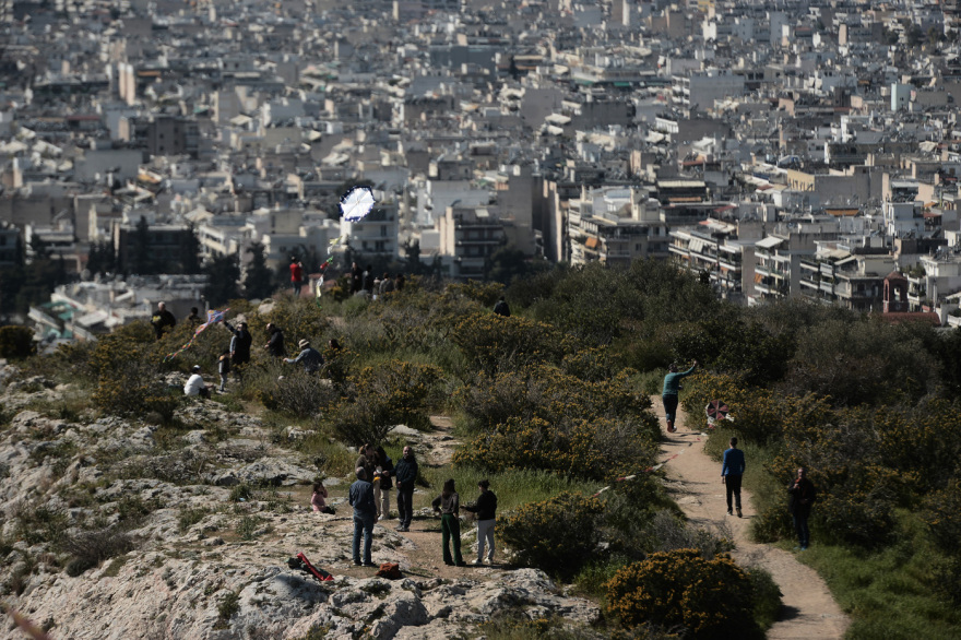 Καθαρά Δευτέρα: Γέμισε... χαρταετούς ο ουρανός στον λόφο του Φιλοπάππου - Δείτε τις φωτογραφίες