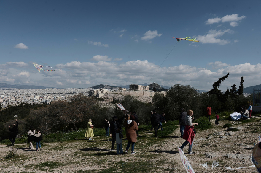 Καθαρά Δευτέρα: Γέμισε... χαρταετούς ο ουρανός στον λόφο του Φιλοπάππου - Δείτε τις φωτογραφίες