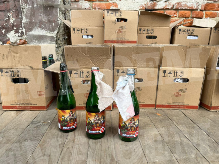 Πόλεμος στην Ουκρανία: To protothema.gr μπήκε στο «εργοστάσιο» παραγωγής μολότοφ του Λβιβ