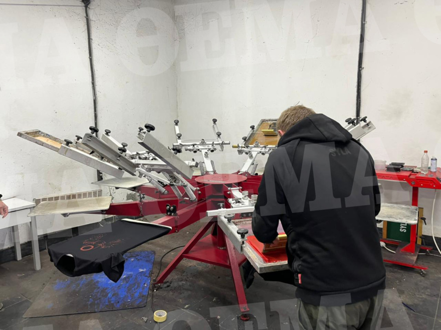 Πόλεμος στην Ουκρανία: To protothema.gr μπήκε στο «εργοστάσιο» παραγωγής μολότοφ του Λβιβ