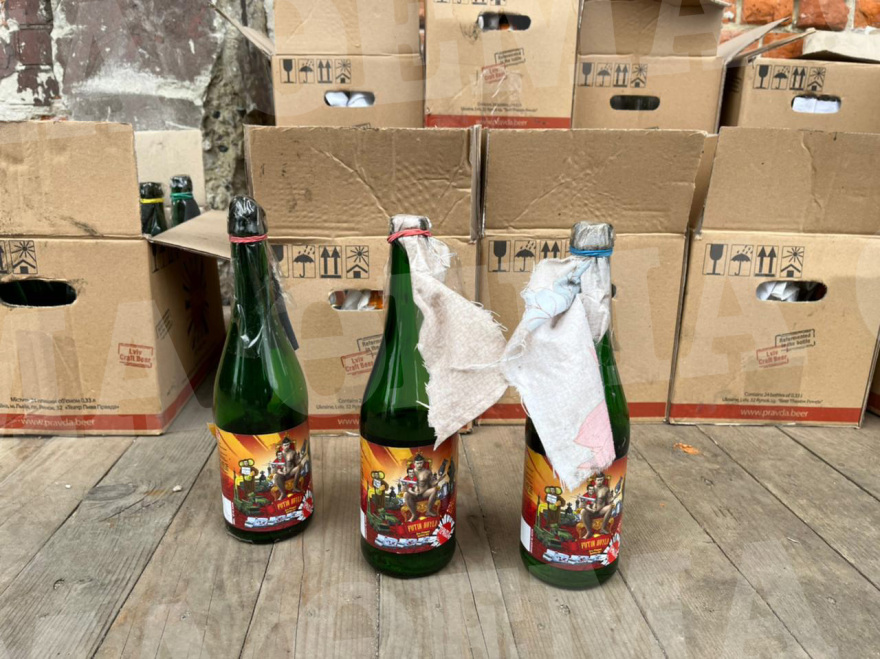 Πόλεμος στην Ουκρανία: To protothema.gr μπήκε στο «εργοστάσιο» παραγωγής μολότοφ του Λβιβ