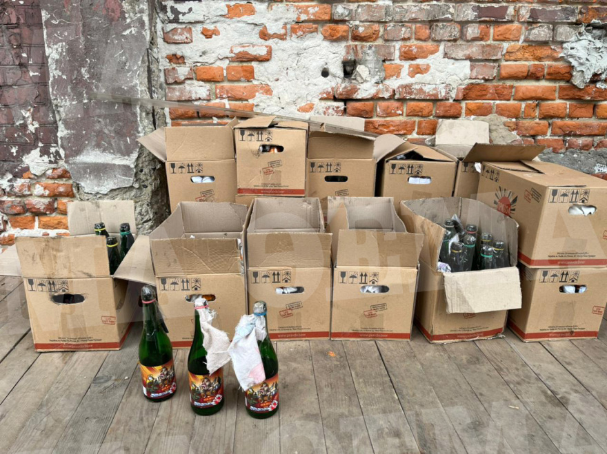 Πόλεμος στην Ουκρανία: To protothema.gr μπήκε στο «εργοστάσιο» παραγωγής μολότοφ του Λβιβ