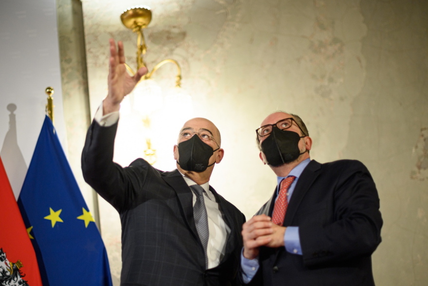 Δένδιας από Βιέννη: Προσπαθούμε να δημιουργήσουμε έναν ανθρωπιστικό διάδρομο στη Μαριούπολη