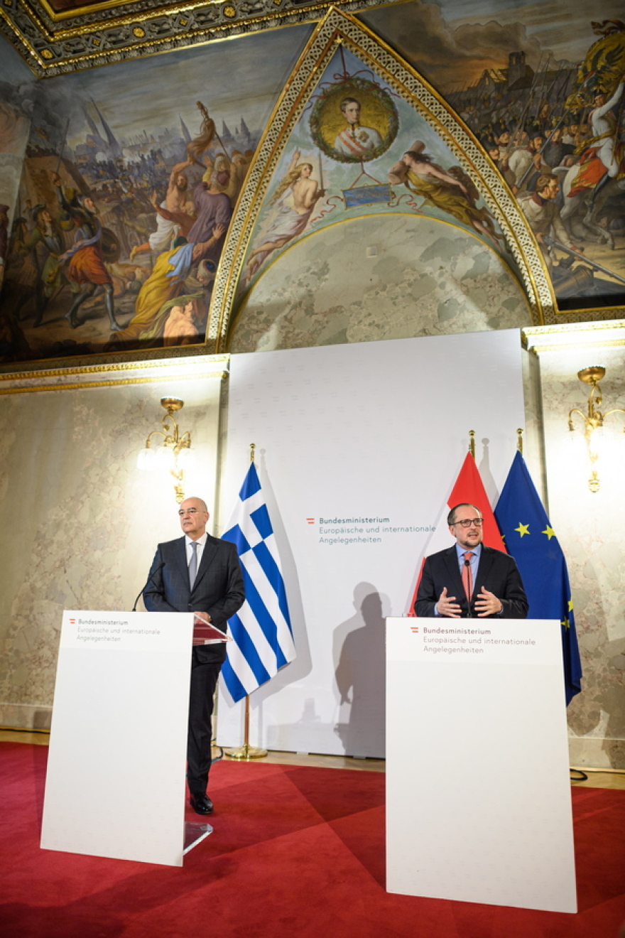 Δένδιας από Βιέννη: Προσπαθούμε να δημιουργήσουμε έναν ανθρωπιστικό διάδρομο στη Μαριούπολη