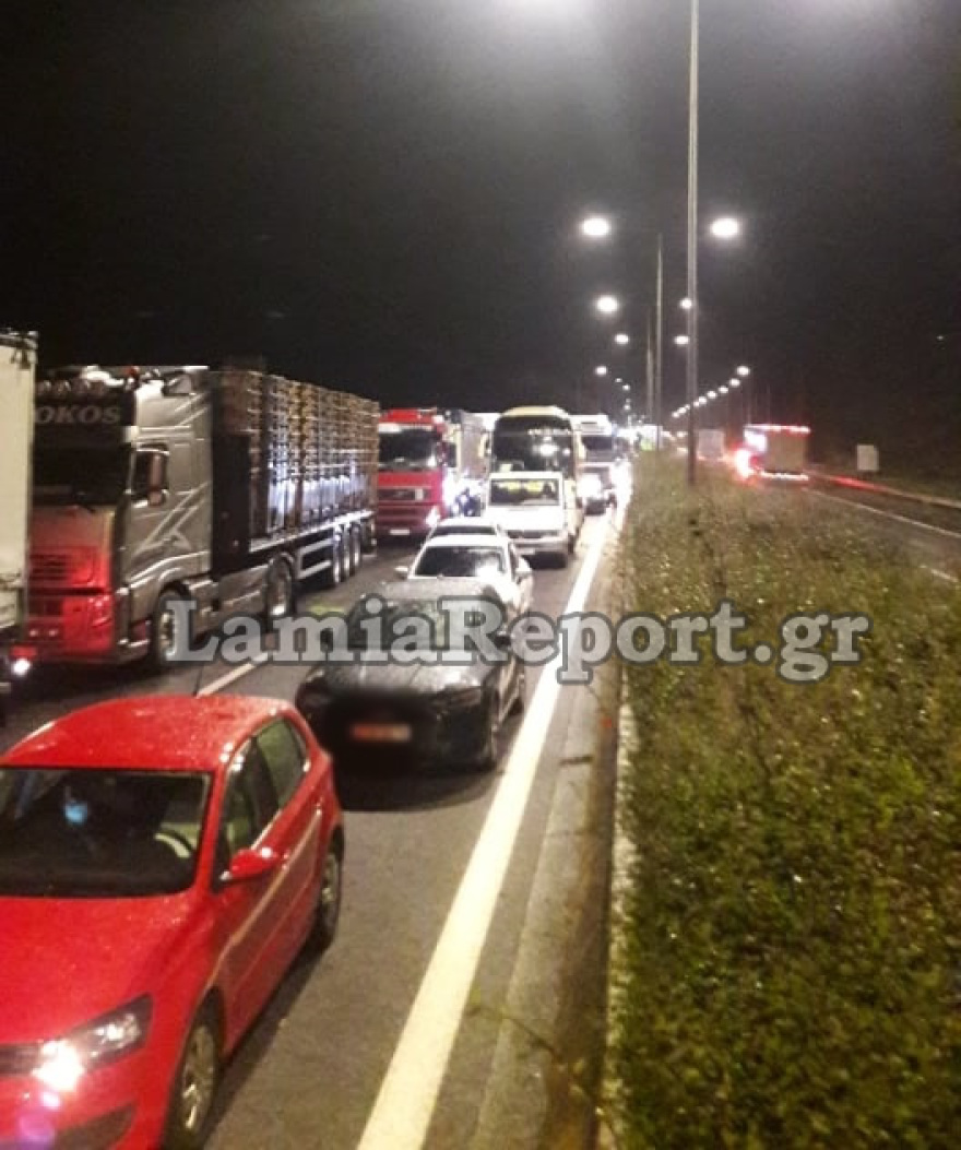 Τροχαίο ατύχημα έξω από τη Λαμία στο ρεύμα προς Αθήνα - Ουρές χιλιομέτρων μετά από εκτροπή νταλίκας