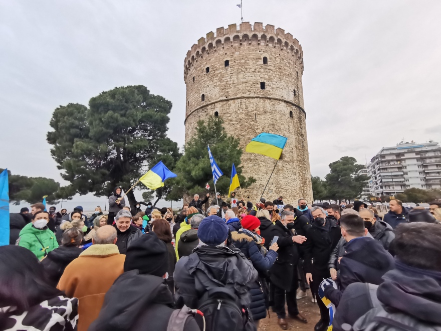 Πόλεμος στην Ουκρανία: Έλληνες και Ουκρανοί σχημάτισαν μια μεγάλη ανθρώπινη αλυσίδα στον Λευκό Πύργο - Δείτε βίντεο και φωτογραφίες