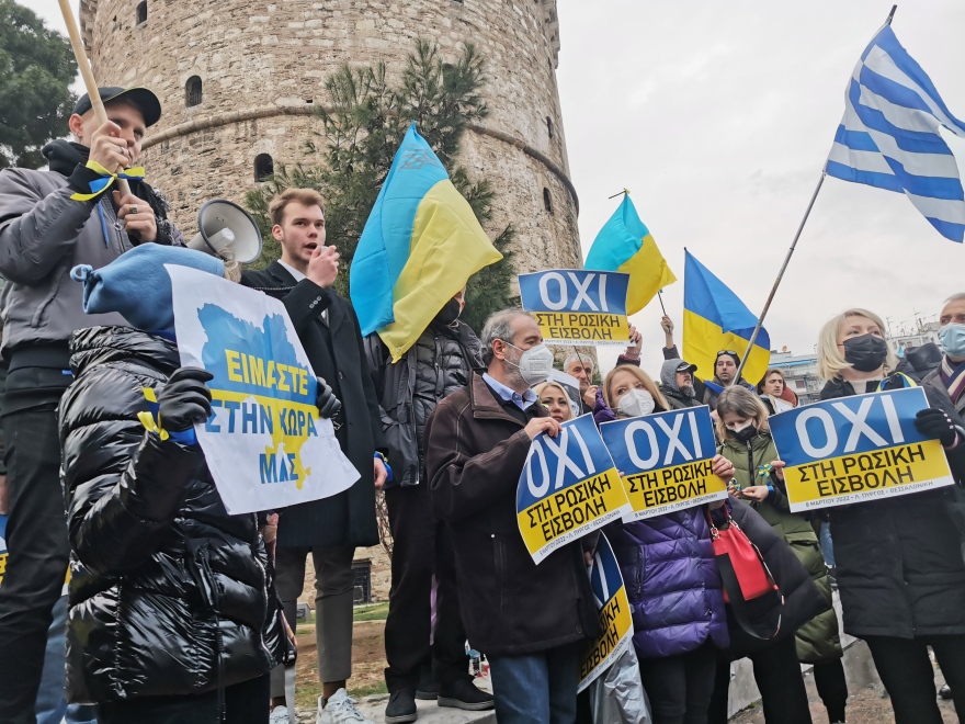 Πόλεμος στην Ουκρανία: Έλληνες και Ουκρανοί σχημάτισαν μια μεγάλη ανθρώπινη αλυσίδα στον Λευκό Πύργο - Δείτε βίντεο και φωτογραφίες
