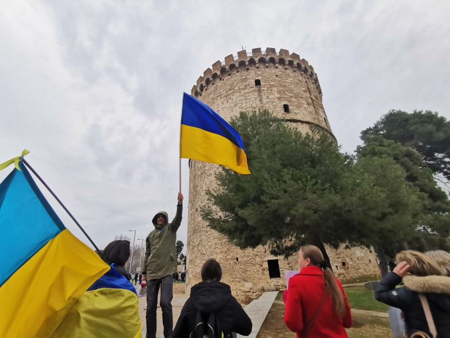 Πόλεμος στην Ουκρανία: Έλληνες και Ουκρανοί σχημάτισαν μια μεγάλη ανθρώπινη αλυσίδα στον Λευκό Πύργο - Δείτε βίντεο και φωτογραφίες