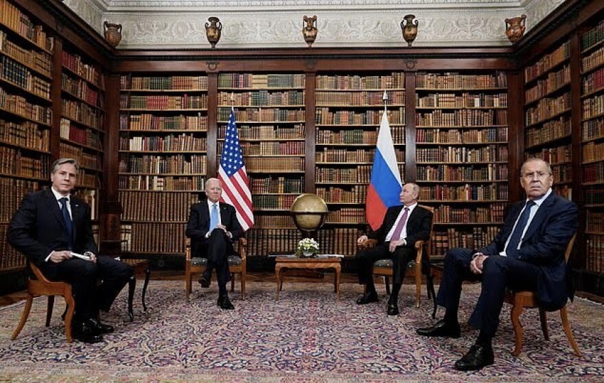 Σεργκέι Λαβρόφ: Ο άνθρωπος στο πλευρό του Πούτιν - Ο ερασιτέχνης ηθοποιός που μετατράπηκε σε σκληρό διπλωμάτη