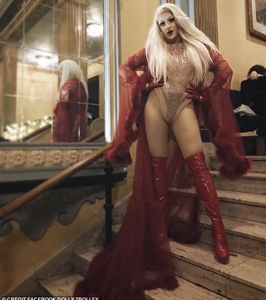 Λονδίνο: Η drag queen που χορεύει και… διαβάζει παραμύθια σε παιδιά δημοτικού