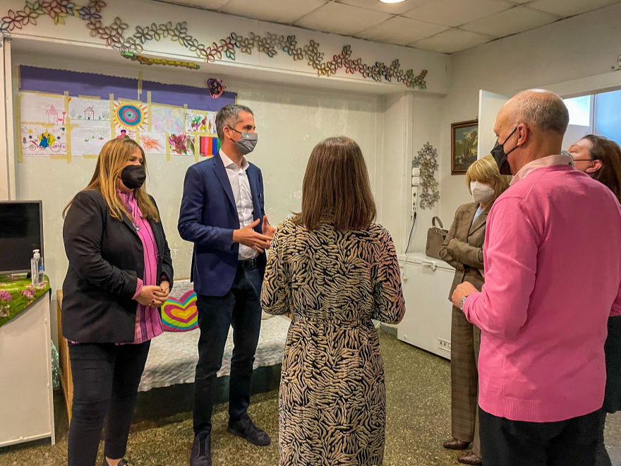 Μπακογιάννης: «Καμία γυναίκα δεν είναι μόνη, είμαστε εδώ ο ένας για τον άλλο»