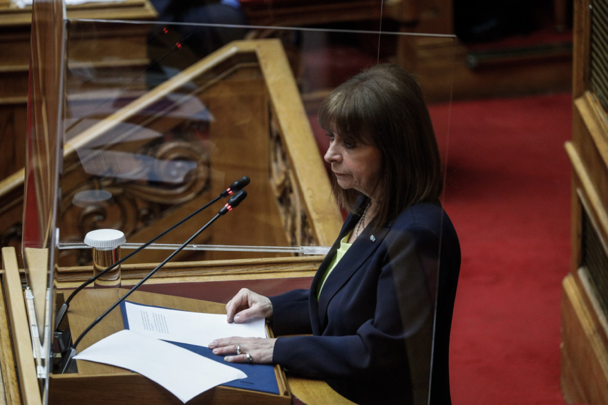 Η Σακελλαροπούλου ντύθηκε στα χρώματα της Ουκρανίας - Το μήνυμά της για την Παγκόσμια Ημέρα της Γυναίκας