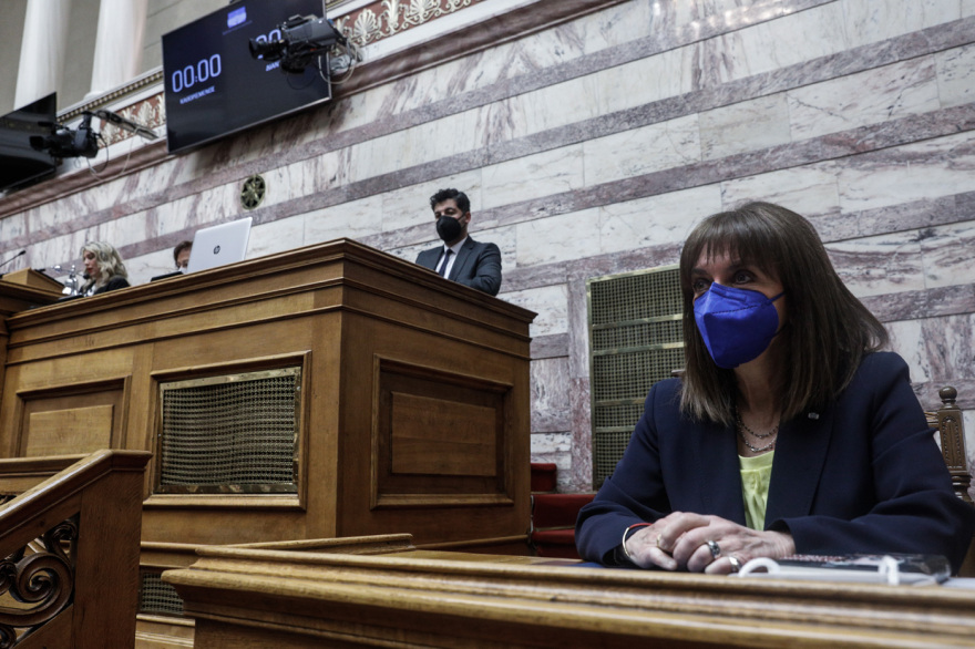 Βουλή: Η σημαία της Ουκρανίας, το «κουμπί πανικού» και η απουσία του Τσίπρα