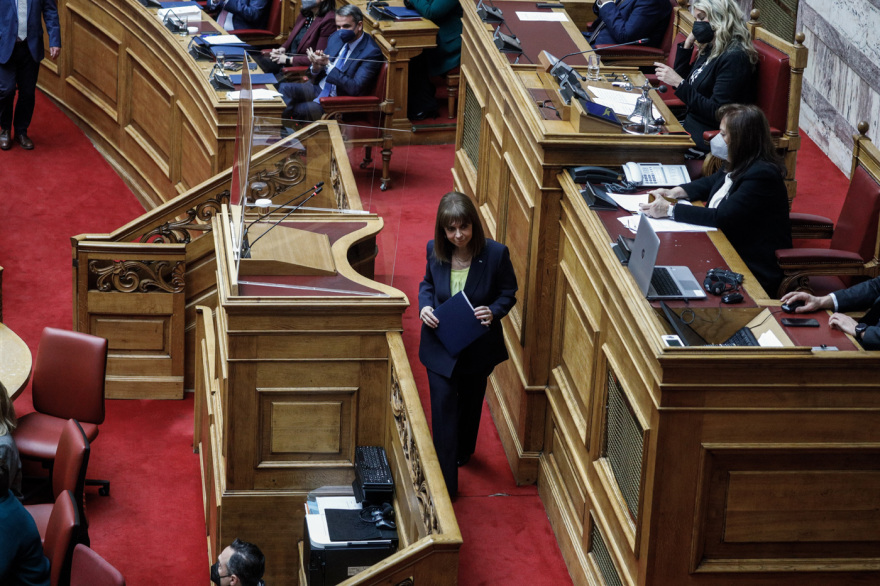 Η Σακελλαροπούλου ντύθηκε στα χρώματα της Ουκρανίας - Το μήνυμά της για την Παγκόσμια Ημέρα της Γυναίκας