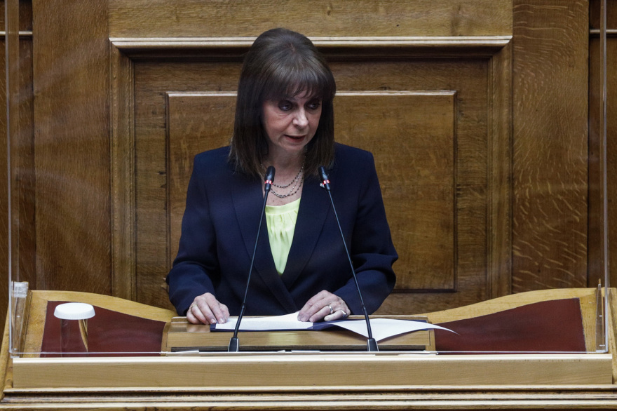 Η Σακελλαροπούλου ντύθηκε στα χρώματα της Ουκρανίας - Το μήνυμά της για την Παγκόσμια Ημέρα της Γυναίκας