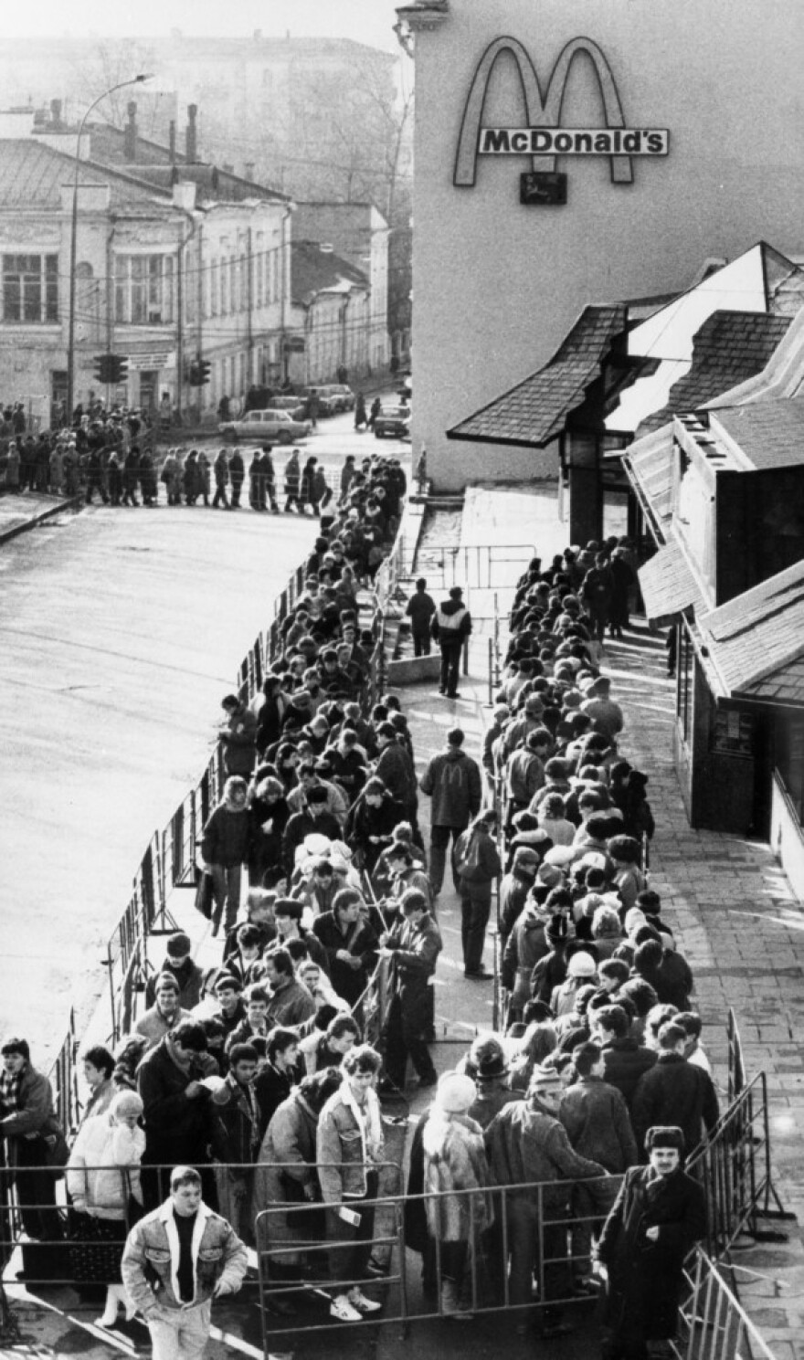 Πόλεμος στην Ουκρανία: Ουρές χιλιομέτρων στα McDonald's της Ρωσίας για ένα... τελευταίο burger