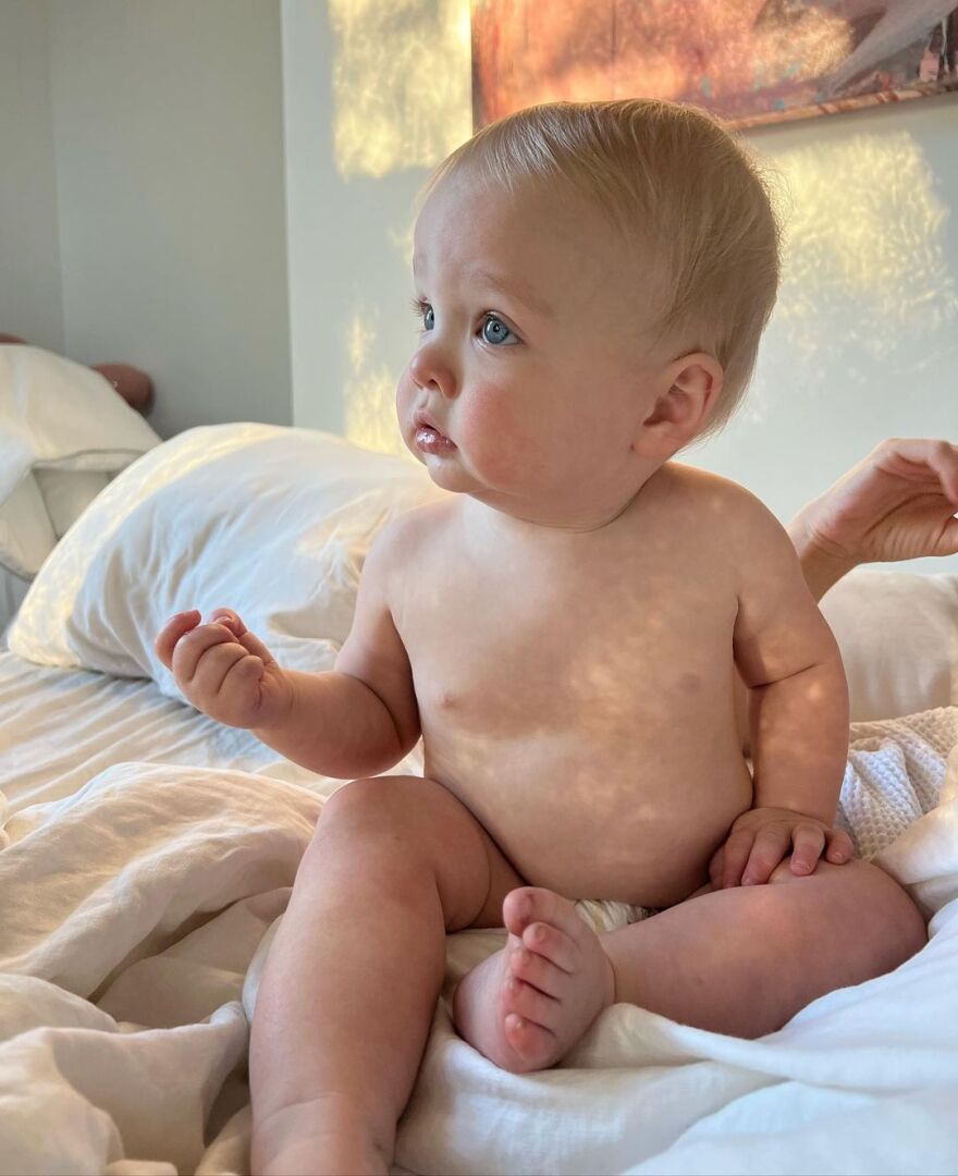 Έμιλι Ραταϊκόφσκι: Γιορτάζει τα γενέθλια του γιου της γυμνή