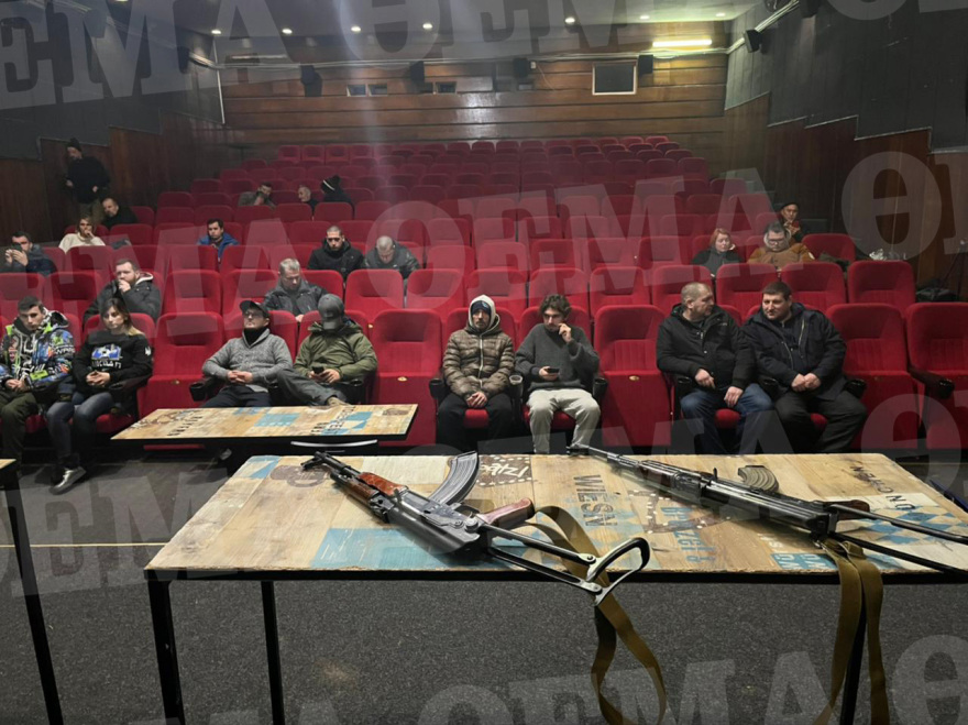 Πόλεμος στην Ουκρανία: Πολίτες μαθαίνουν να χρησιμοποιούν Καλάσνικοφ σε κινηματογράφο - Δείτε φωτογραφίες και βίντεο